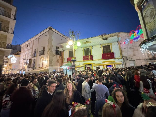 Miles de personas disfrutan esta Nochebuena del 'tardeo' en Lorca llenando las calles del casco histórico