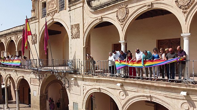 Despliegue de la colgadura arcoiris en Lorca el año pasado con el alcalde Fulgencio Gil