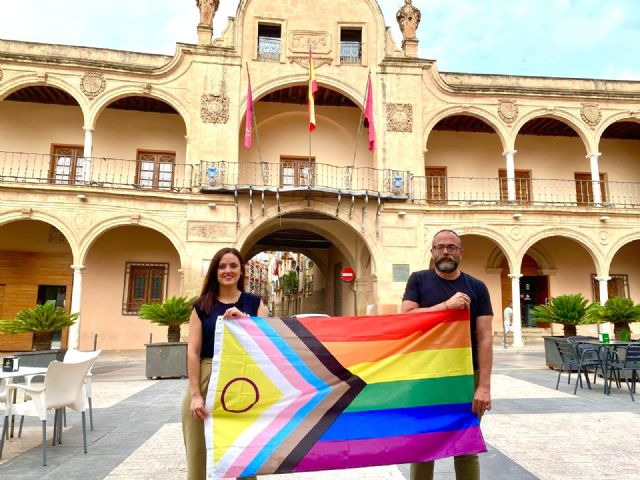 Fulgencio Gil abraza a la ultraderecha en Lorca en contra del colectivo LGBTIQ+, negando la colgadura de la bandera arcoíris en el Ayuntamiento