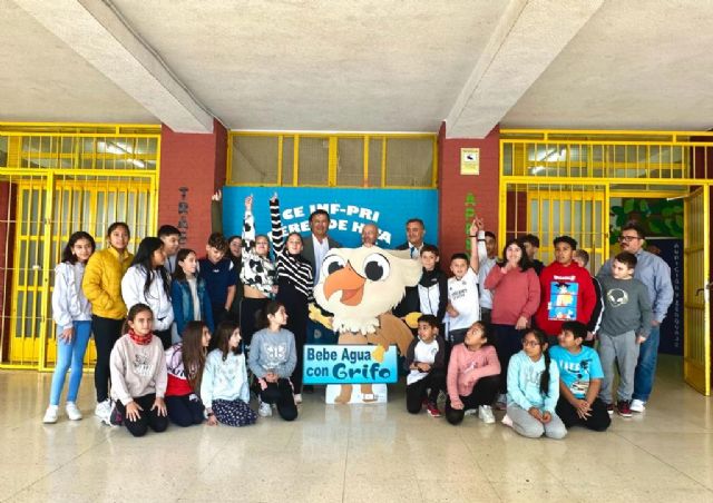 Aguas de Lorca impulsa la educación ambiental en los colegios con la campaña 'Bebe Agua con Grifo'