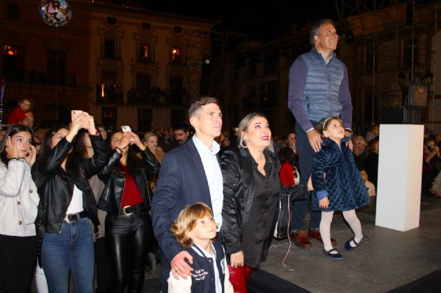 Unas 7.500 personas presencian en la Plaza de España y calles aledañas el encendido de la iluminación extraordinaria de Navidad